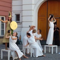 Jacobi_Opening ceremony in front of Dalcroze' house_Greek poses performed by Univ. Vienna students