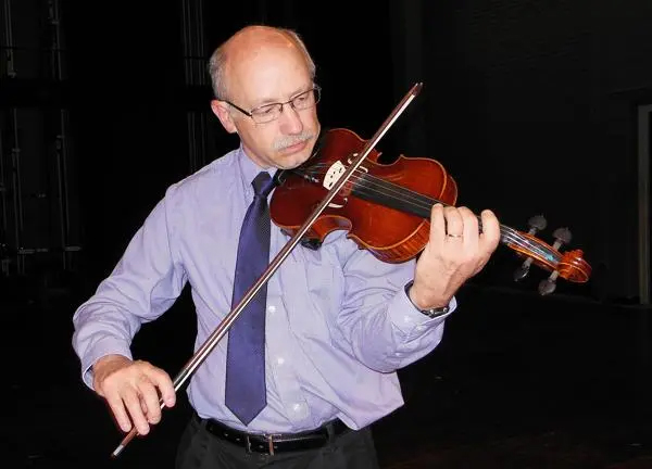 Kreutz playing violin